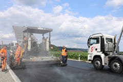 Auch wenn das Wetter verhältnismässig kühl war: das Einfüllen des Strassenbelags ist dennoch wahrlich eine «heisse» Angelegenheit.
