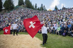 Fahnenschwinger bei ihren traditionellen Alpaufzug. (Bild: Urs Flüeler/Keystone, Rigi, 14. Juni 2019)