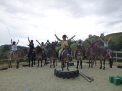 «Dunkle Wolken tauchen auf und wir das Muli-Dream-Team probieren sie abbe zu winken …» (Lagerbild: Reitferiencamp mit Maultieren, 14. Juli 2019)