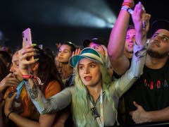 Hören, filmen, «influencen»: Fans während des Auftritts der amerikanischen Rapperin Cardi B am Openair Frauenfeld. (Bild: KEYSTONE/ENNIO LEANZA)