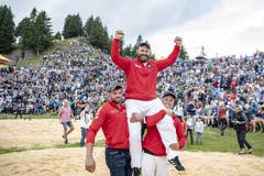 Benji von Ah feiert seinen Festsieg, nachdem der Schlussgang zwischen Christian Schuler und Domenic Schneider gestellt ausgegangen ist. (Bild: Urs Flüeler/Keystone, Rigi, 14. Juni 2019)