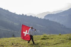 Ein Fahnenschwinger. (Bild: Urs Flüeler/Keystone, Rigi, 14. Juni 2019)