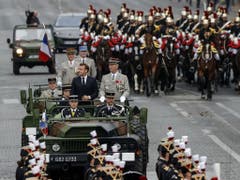 Präsident Emmanuel Macron zusammen mit Generalstabschef François Lecointre im Militärjeeps. (Bild: Keystone/AP/MICHEL EULER)