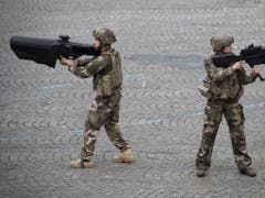 Französische Soldaten demonstrieren die NEROD F5 Drohnen-Abwehr-Gewehre. (Bild: Keystone/EPA/IAN LANGSDON)