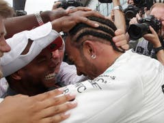 Lewis Hamilton lässt sich nach seinem sechsten Heimsieg feiern (Bild: KEYSTONE/AP/LUCA BRUNO)