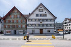 Das Haus zum Schwarzen Adler steht mitten im Gossauer Stadtzentrum. (Bild: Urs Bucher)