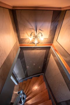 Über diese Treppe geht es ins Turmzimmer hinauf. (Bild: Urs Bucher)