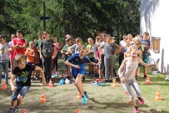 Bei einer Stafette beweisen die Kinder ihr Können. (Lagerbild: Jubla Egolzwil-Wauwil, 12. Juli 2019)