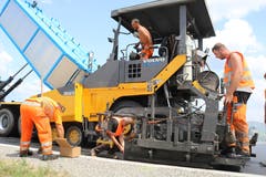 Eine Probe des soeben ausgebrachten Strassenbelags wird genommen, um anschliessend im Labor auf seine Qualität hin untersucht zu werden.