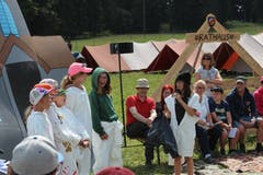 Die Dorfbewohner stellen mit Theaterszenen die Lager-Highlights ihren Eltern vor. (Lagerbild: Pfadi Baar, 14. Juli 2019)