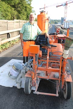 Alois Püntener aus Henau vor seiner Strassenmarkiermaschine: «Heute werden wir wohl 350 Kilo Farbe auftragen.»