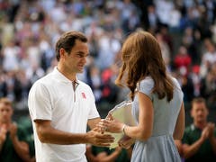 Herzogin Kate überreichte Federer die Schale für den Verlierer des Finals (Bild: KEYSTONE/AP/TIM IRELAND)