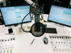 Radioprogramme werden möglicherweise früher als geplant ausschliesslich nur noch über die digitale DAB+-Technik verbreitet. (Bild: KEYSTONE/CHRISTIAN BEUTLER)