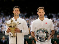 Novak Djokovic und Roger Federer boten sich ein episches Duell, das fast fünf Stunden dauerte (Bild: KEYSTONE/AP/TIM IRELAND)