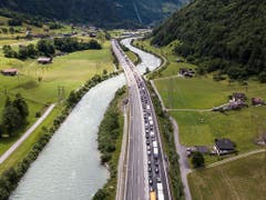 Bis zu 13 Kilometer Stau am Gotthard in Richtung Süden. (Bild: KEYSTONE/SARAH ENNEMOSER)
