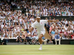 Roger Federer wurde vom Publikum frenetisch gefeiert (Bild: KEYSTONE/AP/TIM IRELAND)