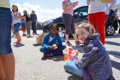 Vivienne und Ilena geniessen die kurze Pause auf dem Grimsel. (Lagerbild: Pfarreilager Kägiswil, 14. Juli 2019)