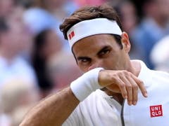 Vielleicht die bitterste Niederlage von Roger Federer: Er verliert den Wimbledon-Final in fünf Sätzen gegen Novak Djokovic (Bild: KEYSTONE/EPA/ANDY RAIN)