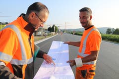 Erich Müller vom Tiefbauamt des Kantons Thurgau (links) und Markierungsfachmann Daniel Püntener, besprechen, wie und wo genau die Strassenmarkierung aufgebracht werden soll. (Bilder: Christof Lampart)