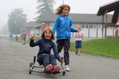 Volle Fahrt bei Malin und Ramona. (Lagerbild: Pfarreilager Neuenkirch, 9. Juli 2019)