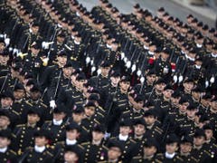 Auch Schüler der polytechnischen Schule nahmen an der Parade auf der Champs-Elysees teil. (Bild: Keystone/EPA/IAN LANGSDON)
