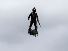 Der französische Jetski-Rennfahrer Franky Zapata flog mit seinem Flyboard Air über die Champs Elysées. (Bild: Keystone/AP/MICHEL EULER)