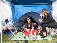 Erholung zwischen den Konzerten: Besucherinnen am Openair Frauenfeld in ihrem Zelt. (Bild: KEYSTONE/ENNIO LEANZA)