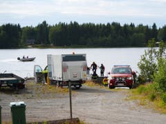 Alle neun Menschen an Bord des Kleinflugzeugs kamen ums Leben: Rettungskräfte an der Absturzstelle in Schweden. (Bild: KEYSTONE/AP TT News Agency/SAMUEL PETTERSSON)
