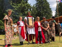 Blauring und Jungwacht Kriens in Les Reusilles, Berner Jura: Die Römerinnen und Römer aus Kriens üben sich auf ihrem Eroberungszug in ihrem jurassischen Feldlager nicht nur in militärischem Drill. (Foto: Jérôme Martinu, Les Reussilles, 14. Juli 2019)