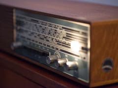 Das analoge UKW-Radio hat möglicherweise früher ausgedient als urprünglich geplant. (Bild: KEYSTONE/PETRA OROSZ)