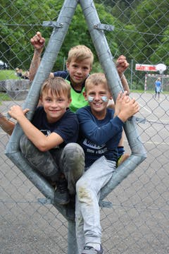 Reingequetscht: Samuel, Fabio und Mike. (Lagerbild: Pfarreilager Neuenkirch, 13. Juli 2019)
