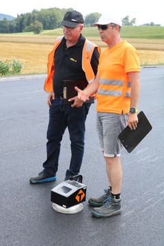 Der soeben festwalzte Belag wird nicht nur auf seine Dichtigkeit hin überprüft, sondern auch darauf, ob er genug Hohlräume aufweist, was wichtig für die Langlebigkeit der Strasse ist.