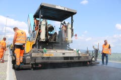 Total 1'720 Tonnen Asphalt wurden innert weniger Stunden innert weniger Stunden in der Strasse verarbeitet.