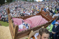 Die Älplerfamilie Rickenbach bei ihren traditionellen Alpaufzug. (Bild: Urs Flüeler/Keystone, Rigi, 14. Juni 2019)