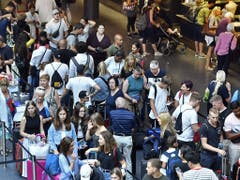 Hohe, aber keine Rekord-Passagierzahlen zum Auftakt der Sommerferien auf dem Flughafen Zürich. (Bild: KEYSTONE/WALTER BIERI)