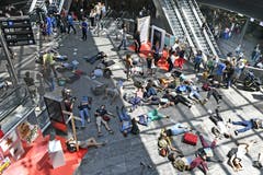 Aktion von Klimaaktivisten zum Ferienstart auf dem Flughafen Zürich in Kloten am Samstag. (Keystone: Walter Bieri)
