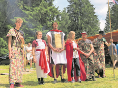 Die Römer von Blauring und Jungwacht Kriens üben sich in ihrem jurassischen Feldlager nicht nur in militärischem Drill. (Bild: Jérôme Martinu, Les Reussilles, 14. Juli 2019)