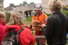 Anschliessend werden die geschnittenen Scheiben verteilt. Bild: yal