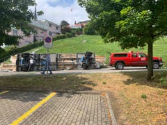 Laut der Polizei war der Chevrolet mit seinem Anhänger zu schnell unterwegs, worauf der Fahrer die Herrschaft über die Komposition verlor. (Bild: Zur Verfügung gestellt)