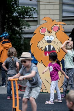 Dieser Löwe wird von den Kindern bestaunt. (Bild: Nadia Schärli, Luzern, 15. Juli 2019)