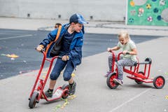 Diverse Trottinetts und Dreiräder können ausprobiert werden. (Bild: Nadia Schärli, Luzern, 15. Juli 2019)