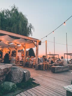 Idylle bei Sonnenuntergang: Die Tiki Strandbar in Goldach. (Bild: Alexandra Pavlovic)