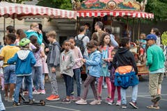 Hier hat sich eine lange Schlange gebildet. Worauf die Kinder wohl warten? (Bild: Nadia Schärli, Luzern, 15. Juli 2019)
