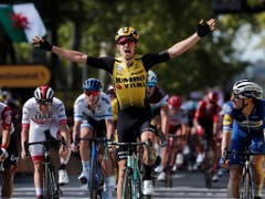 Der Belgier Wout Van Aert bejubelt seinen Sieg in der 10. Etappe der Tour de France (Bild: KEYSTONE/EPA/GUILLAUME HORCAJUELO)
