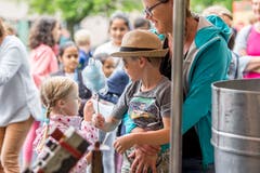 Unter Kindern wird auch geteilt. (Bild: Nadia Schärli, Luzern, 15. Juli 2019)
