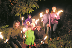 Die Teilnehmer des Ribilagers begehen ihren letzten Abend mit einer nächtlichen Fackeltour. (Lagerbild: Schule Giswil, Giswil, 13. Juli 2019)