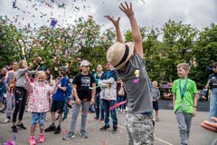 Mit einem Konfettiregen wird der Ferienpass eingeläutet. (Bild: Nadia Schärli, Luzern, 15. Juli 2019)