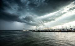Ein Gewitter zieht auf über dem Zugersee. (Bild: Daniel Hegglin, 14. Juli 2019, Zug)
