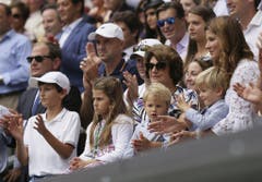 Doch während Charlene und Myla eher kleine Tennis-Muffel sind, so fiebern die beiden jüngeren Buben Leo und Lenny bei ihren Stadionbesuchen auch schon fleissig mit. (Bild: Keystone)