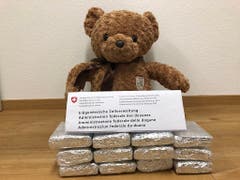 Am Flughafen Zürich wurde ein Teddybär abgefangen, dem rund drei Kilogramm Marihuana in Kopf und Bauch eingenäht wurden. (Bild: Eidgenössische Zollverwaltung)